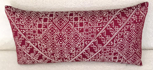 Coussin décoratif marocain en tissu effet brodé rouge