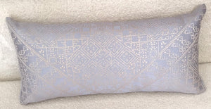 Coussin décoratif marocain en tissu effet brodé bleu ciel