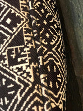 Load image into Gallery viewer, Détail du coussin noir en tarz avec passe poil noir
