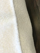 Cargar imagen en el visor de la galería, Coussin décoratif en bouclette tendance blanche 50x50cm
