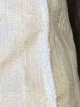 Cargar imagen en el visor de la galería, Détail coussin décoratif carré blanc
