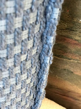Charger l&#39;image dans la galerie, Détail du coussin en bouclette torsadée bleue
