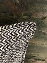 Load image into Gallery viewer, Coussin bouclette chevron
