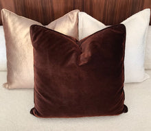 Load image into Gallery viewer, Decorative velvet cushion 50x50cm.
