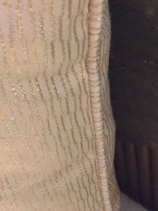 Coussin décoratif à motif géométrique doré 50x50cm
