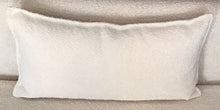 Cargar imagen en el visor de la galería, Cousssin décoratif rectangulaire tendance ivoire  64x32cm
