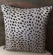 Load image into Gallery viewer, Decorative cushion with round pattern 50x50cm.
