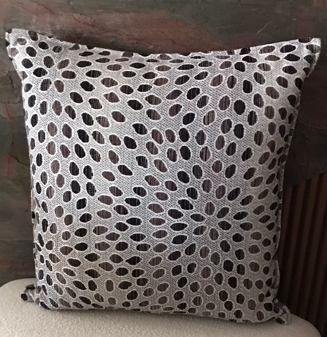 Decorative cushion with round pattern 50x50cm.