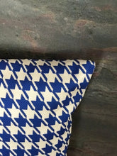 Cargar imagen en el visor de la galería, Coussin décoratif pied de poule bleu 
