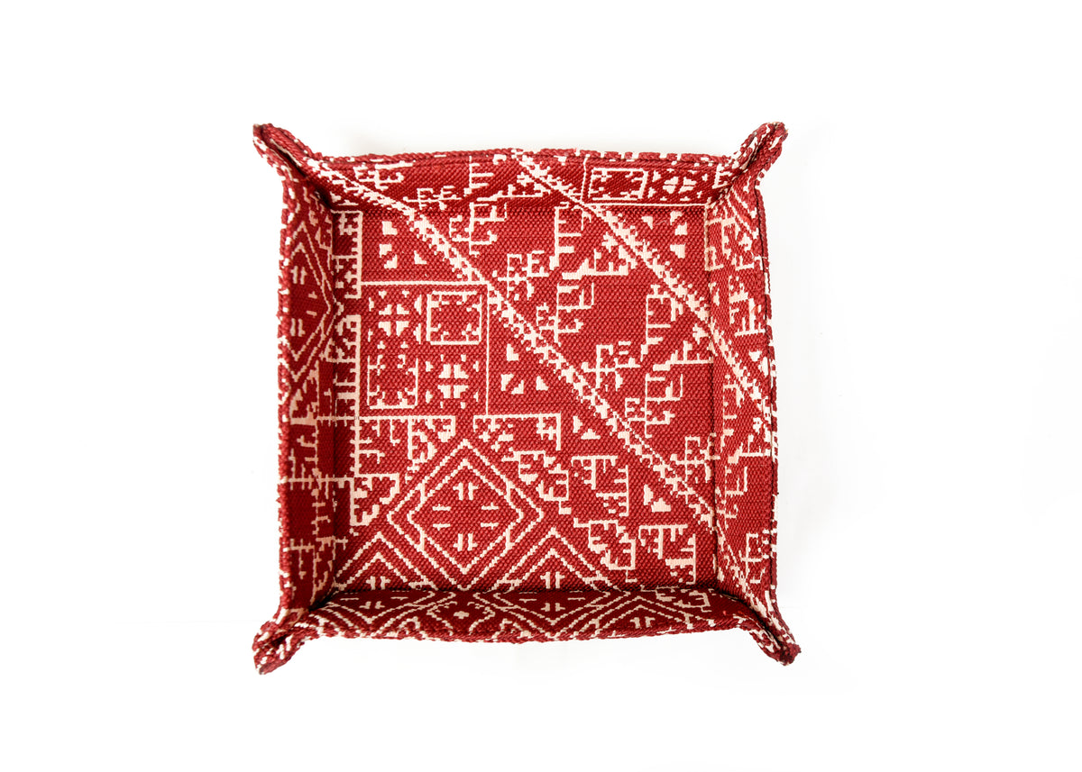 Vide-poche décoratif bordeau en tissu tissé au Maroc, à motifs géométriques effet brodé, photographié sur fond blanc – Biyadi Collection.