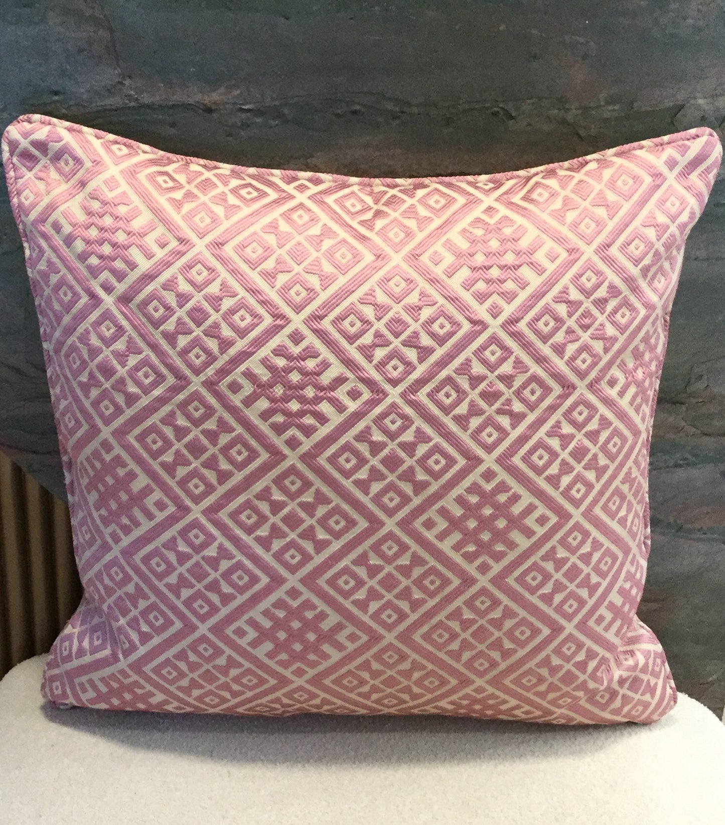 Coussin décoratif ethnique rose 