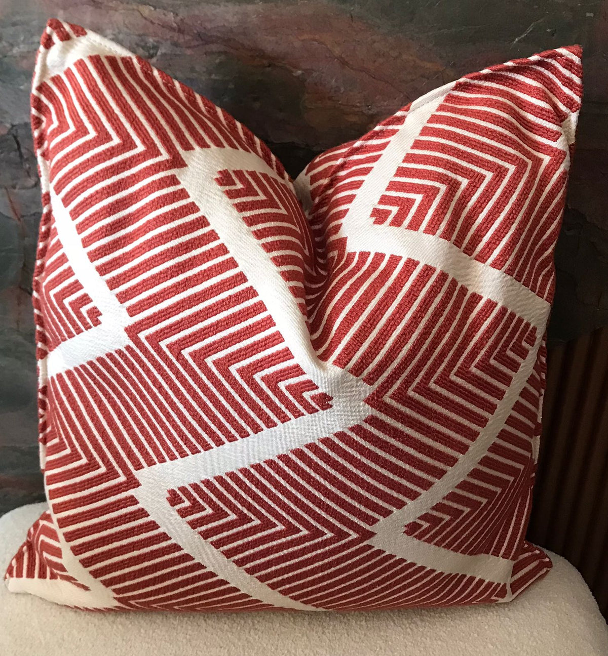 Coussin décoratif terracotta et écru à motif géométrique chevron – Biyadi Collection