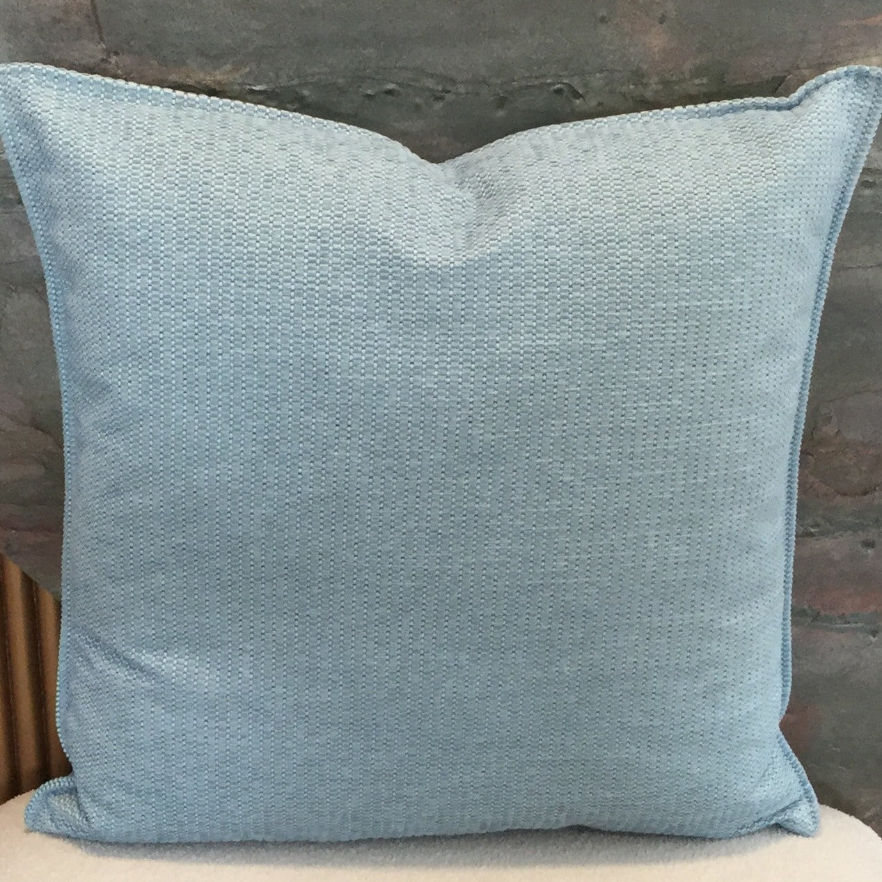 Coussin décoratif bleu ciel uni avec texture en relief , style moderne et élégant pour salon contemporain – Biyadi Collection.
