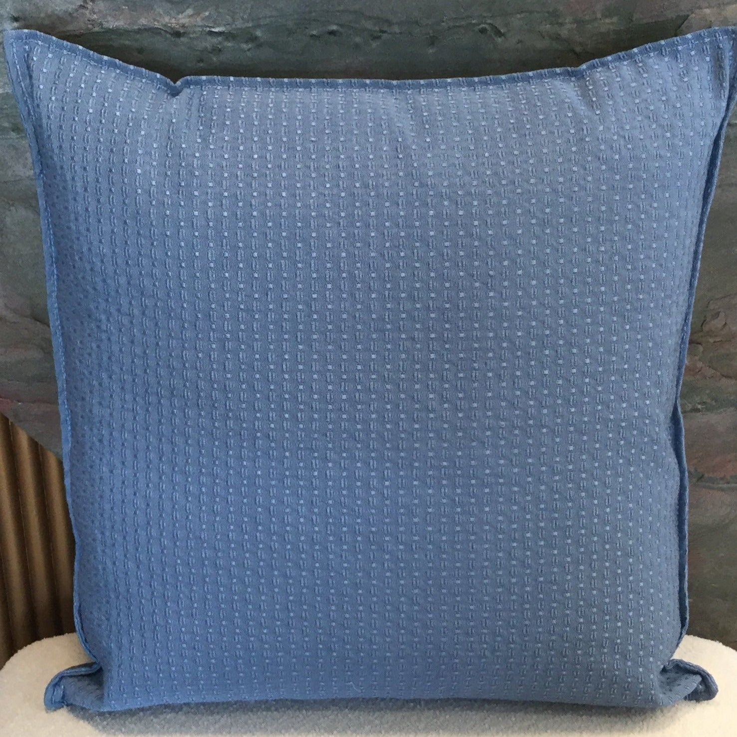 Coussin décoratif bleu texturé avec motif discret en relief, idéal pour une décoration intérieure moderne, élégante et apaisante.