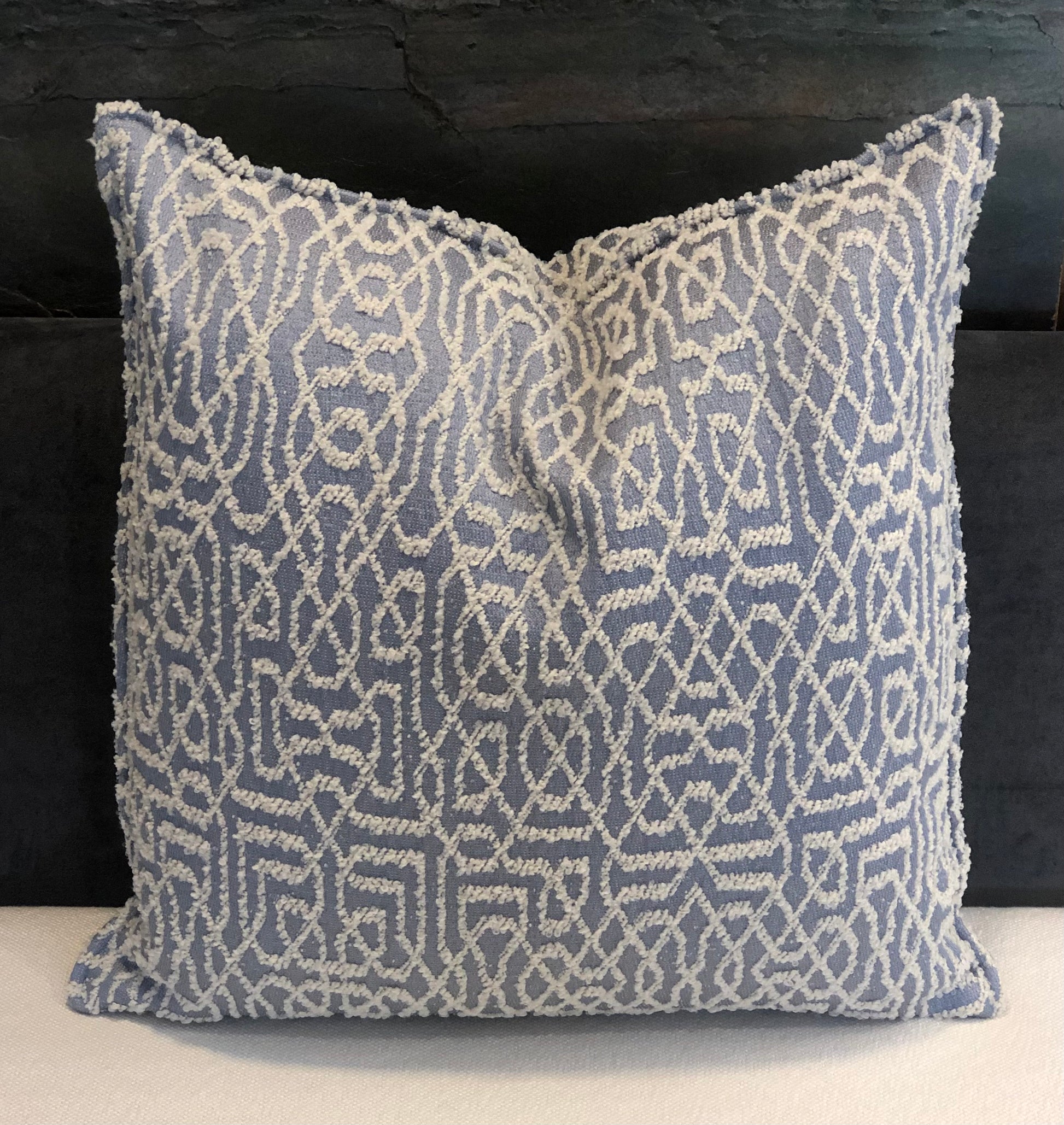 Coussin décoratif en tissu bouclette bleu à texture en relief