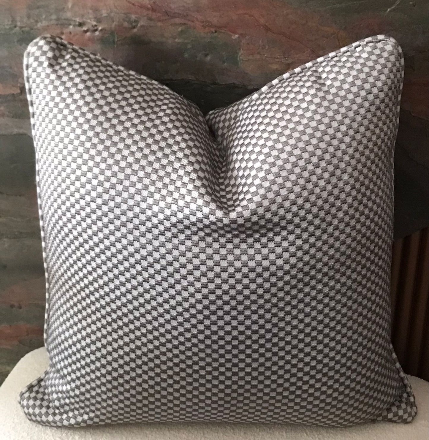 Coussin décoratif à motif damier gris et blanc cassé en tissu tissé marocain, style élégant et moderne pour salon contemporain.