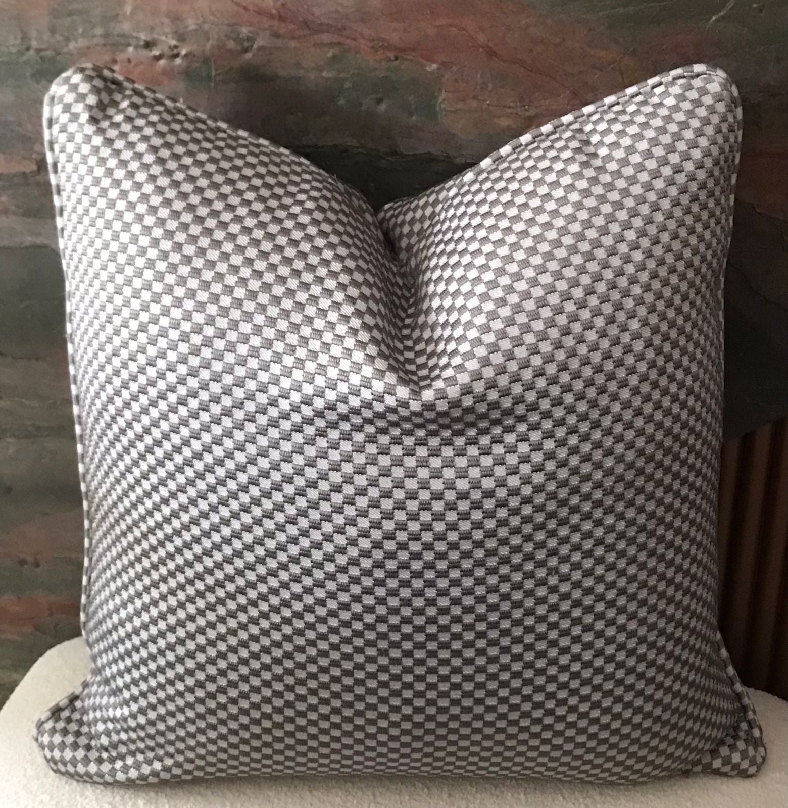 Coussin décoratif à motif damier gris et blanc cassé en tissu tissé marocain, style élégant et moderne pour salon contemporain.