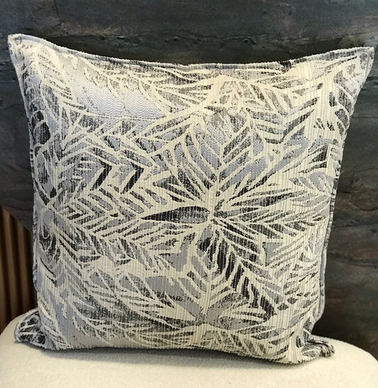 Coussin décoratif gris et blanc en tissu tissé marocain à motif feuillage graphique, parfait pour une décoration contemporaine.