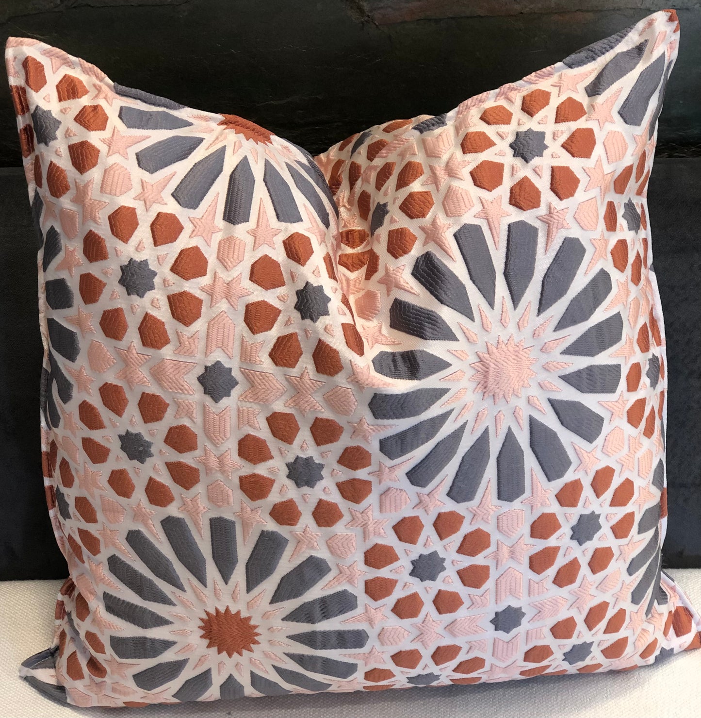 Coussin décoratif en tissu tissé à motif géométrique Zellij, tons rose poudré, terracotta et gris, au style graphique et élégant.