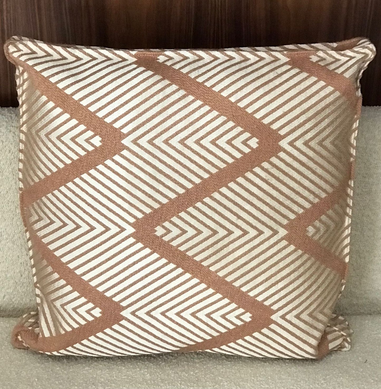 Coussin décoratif géométrique tabac et beige avec motif graphique moderne pour salon élégant.
