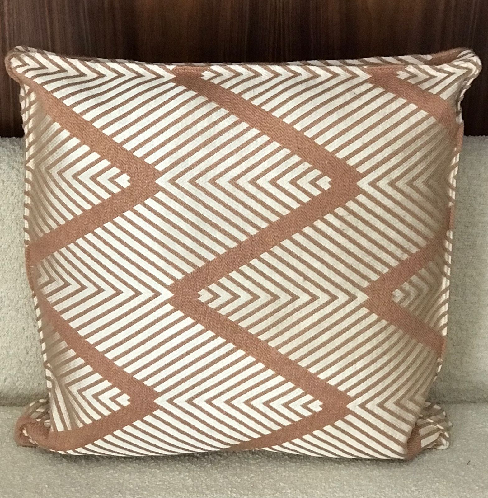 Coussin décoratif géométrique tabac et beige avec motif graphique moderne pour salon élégant.