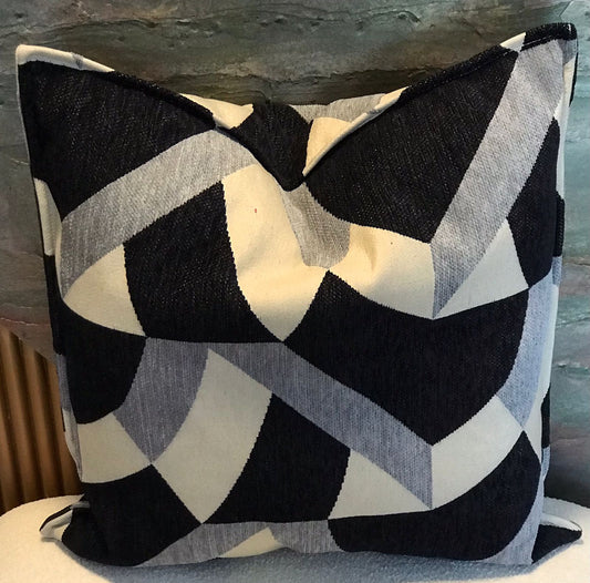 Coussin décoratif graphique noir et écru à motifs géométriques modernes pour salon contemporain