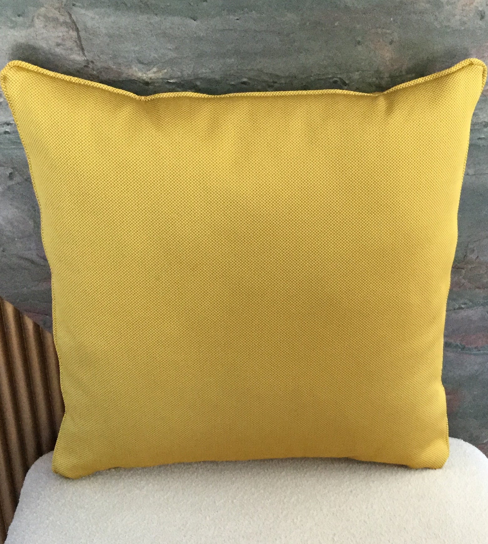 Coussin décoratif jaune  uni avec texture tissée en relief, style moderne et élégant pour salon contemporain.