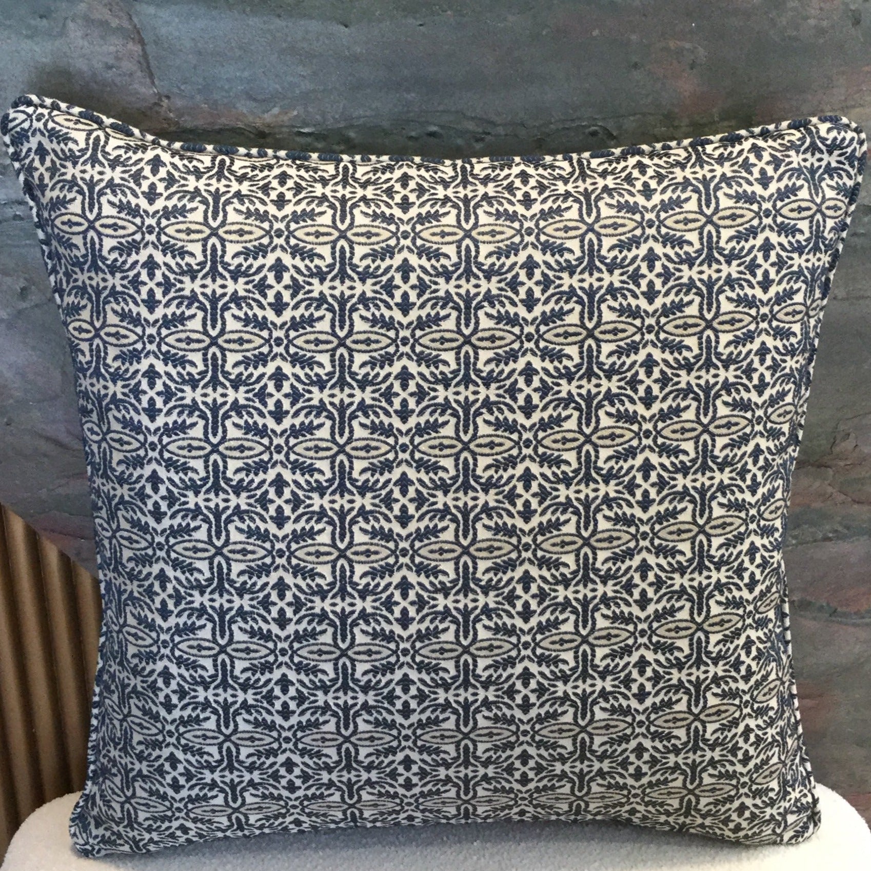 Coussin décoratif bleu à motif floral géométrique raffiné, idéal pour une décoration moderne et élégante.