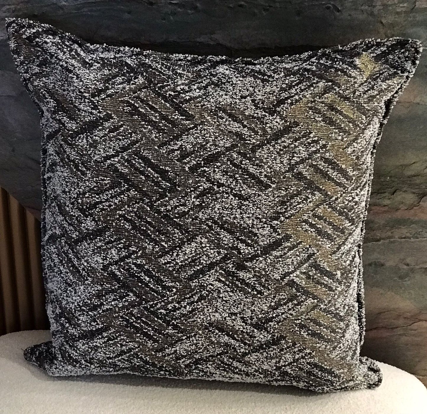 Coussin décoratif bouclette noir et blanc à texture géométrique tissée, style élégant et contemporain pour salon chic et moderne.