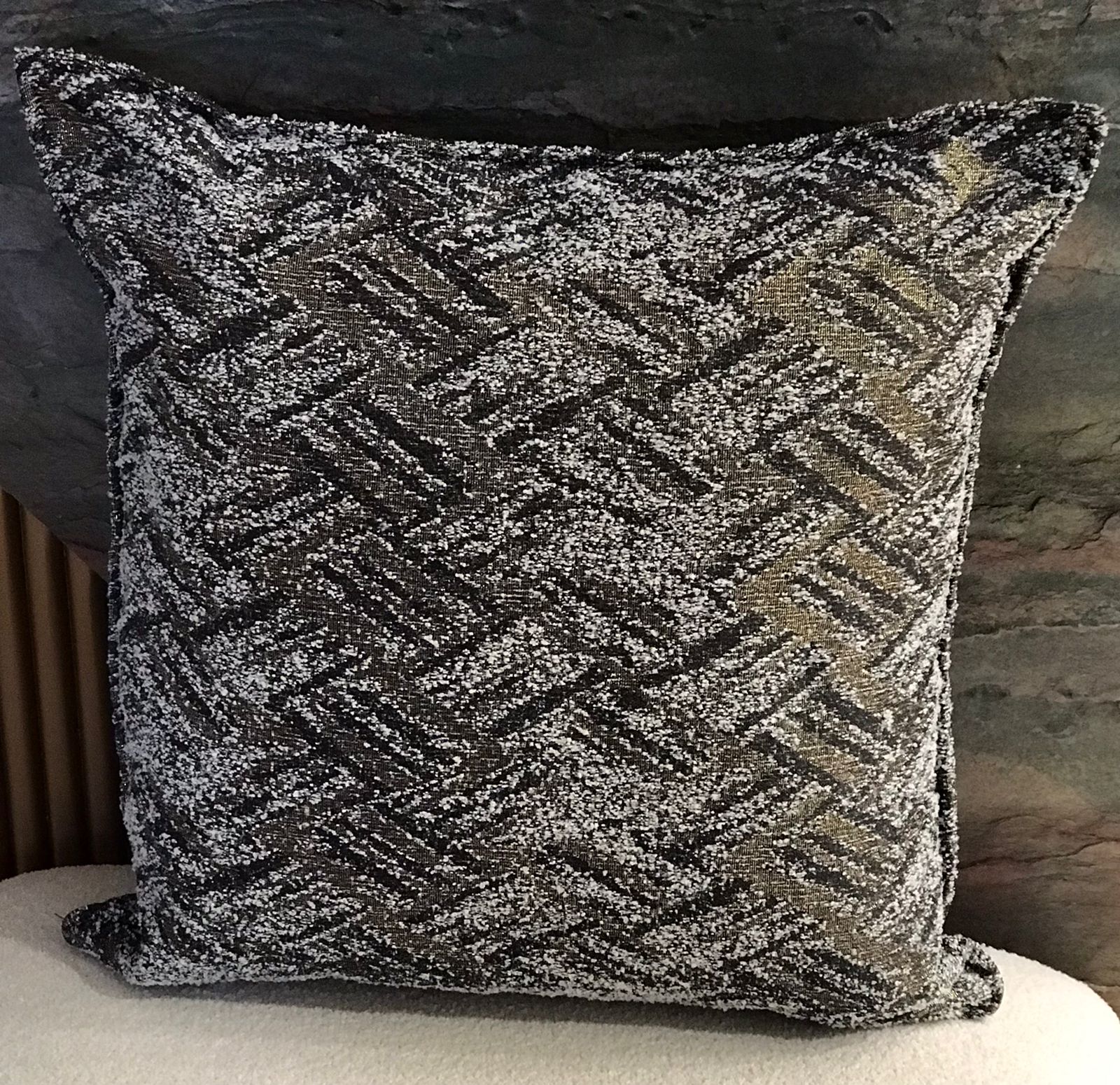Coussin décoratif bouclette noir et blanc à texture géométrique tissée, style élégant et contemporain pour salon chic et moderne.