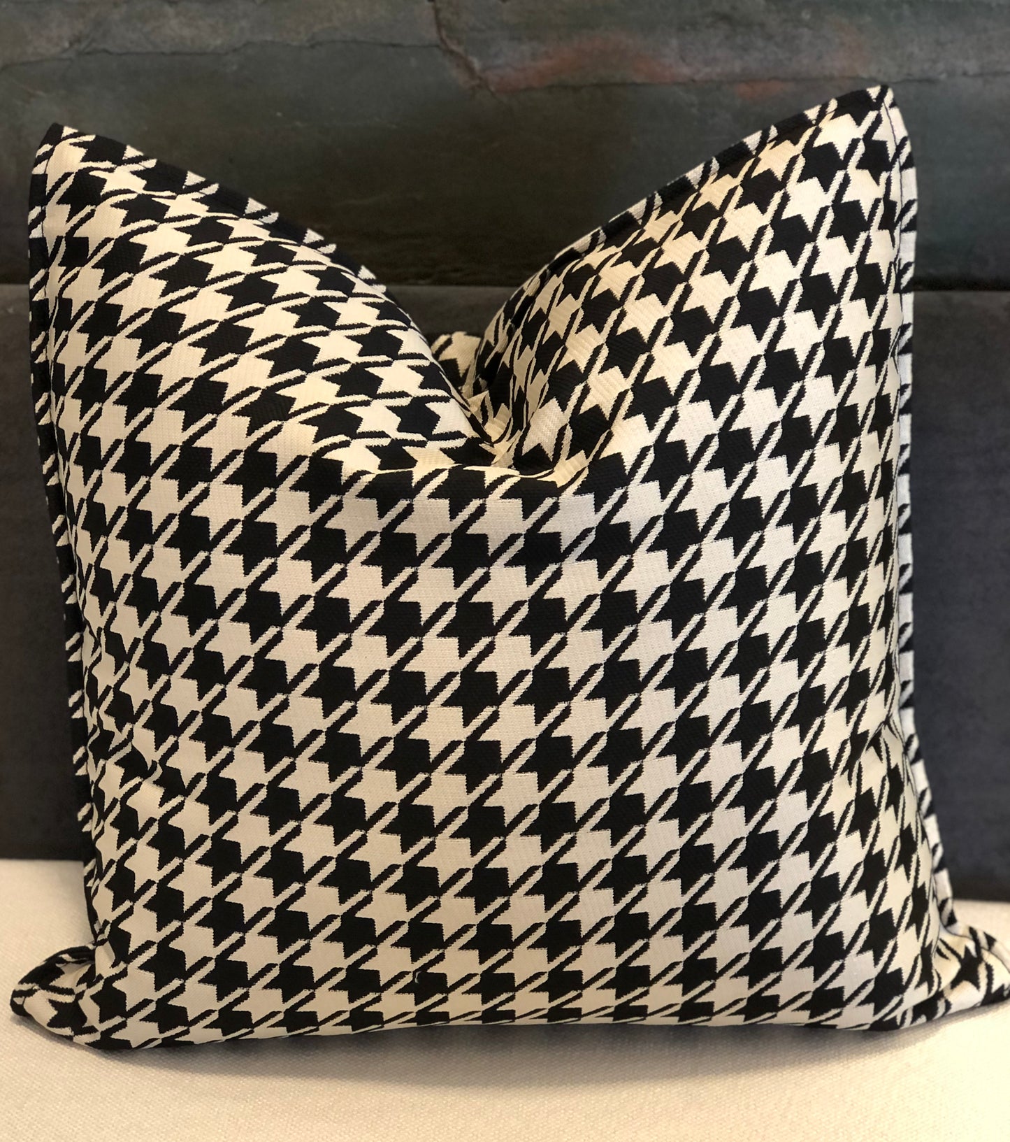 Coussin décoratif noir et blanc à motif pied-de-poule graphique, style élégant et contemporain pour salon moderne ou néobeldi.