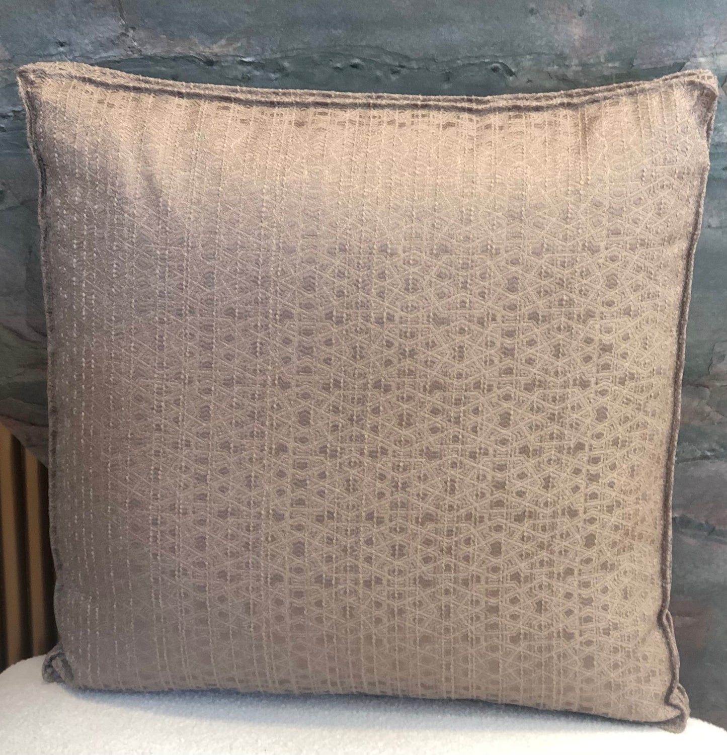 Coussin décoratif taupe à motif géométrique ton sur ton tissé en relief, style élégant et minimaliste, création exclusive Biyadi Collection.