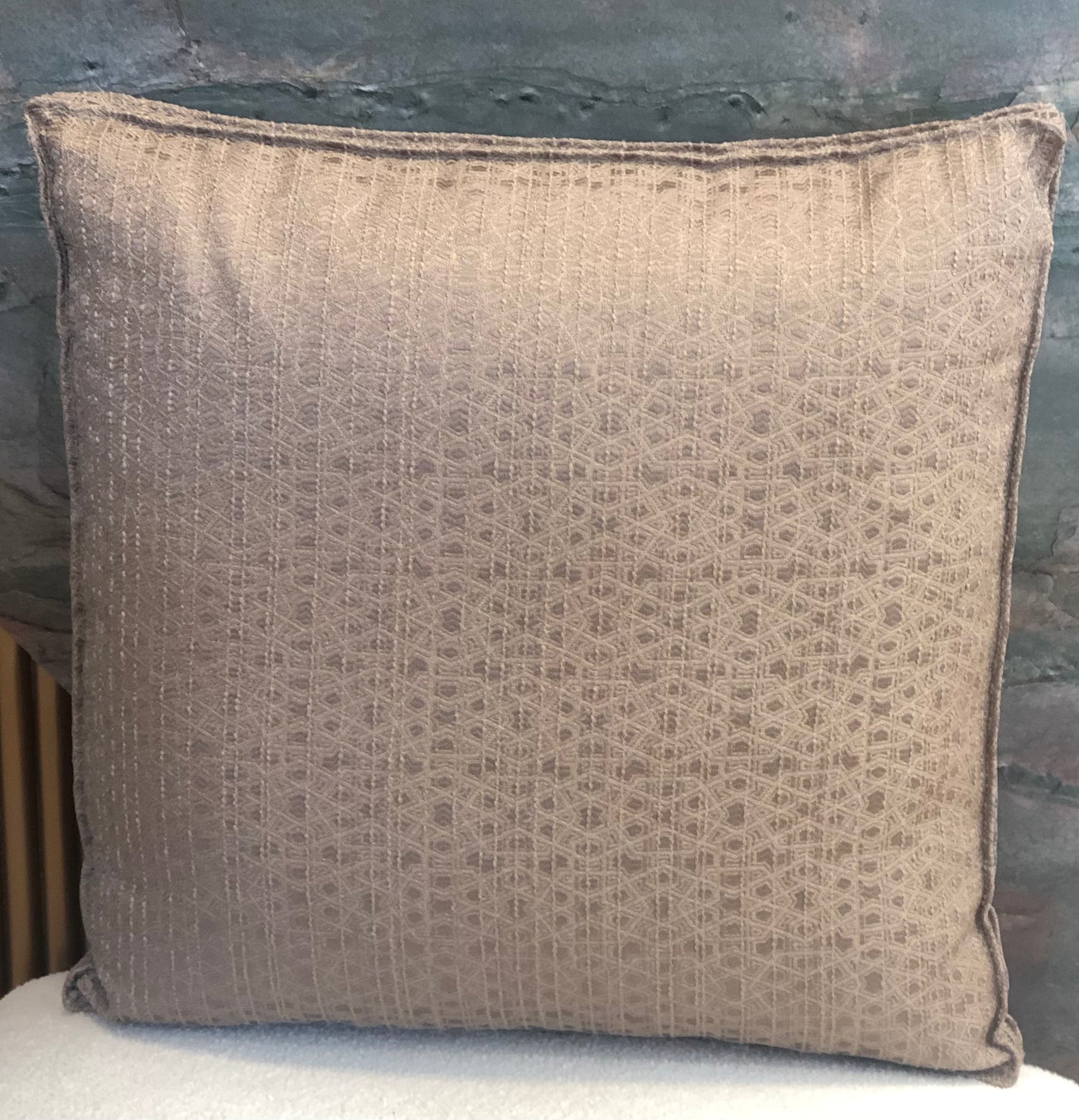 Coussin décoratif taupe à motif géométrique ton sur ton tissé en relief, style élégant et minimaliste, création exclusive Biyadi Collection.
