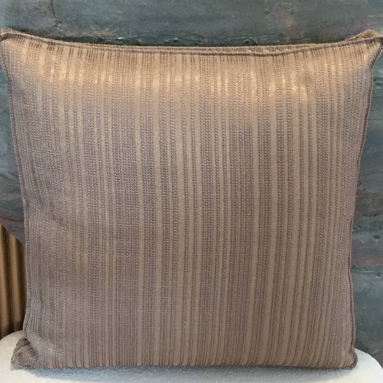 Coussin décoratif taupe texturé 