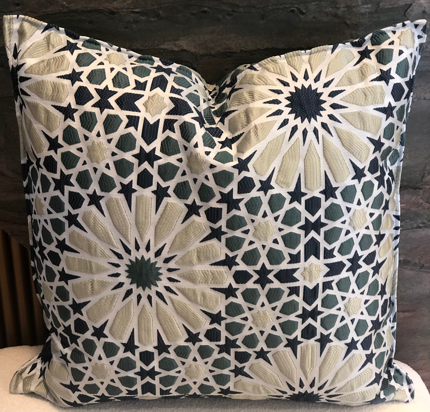 Coussin Zellij bleu , vert et  écru à motif géométrique marocain, tissé en relief pour une décoration élégante et moderne.