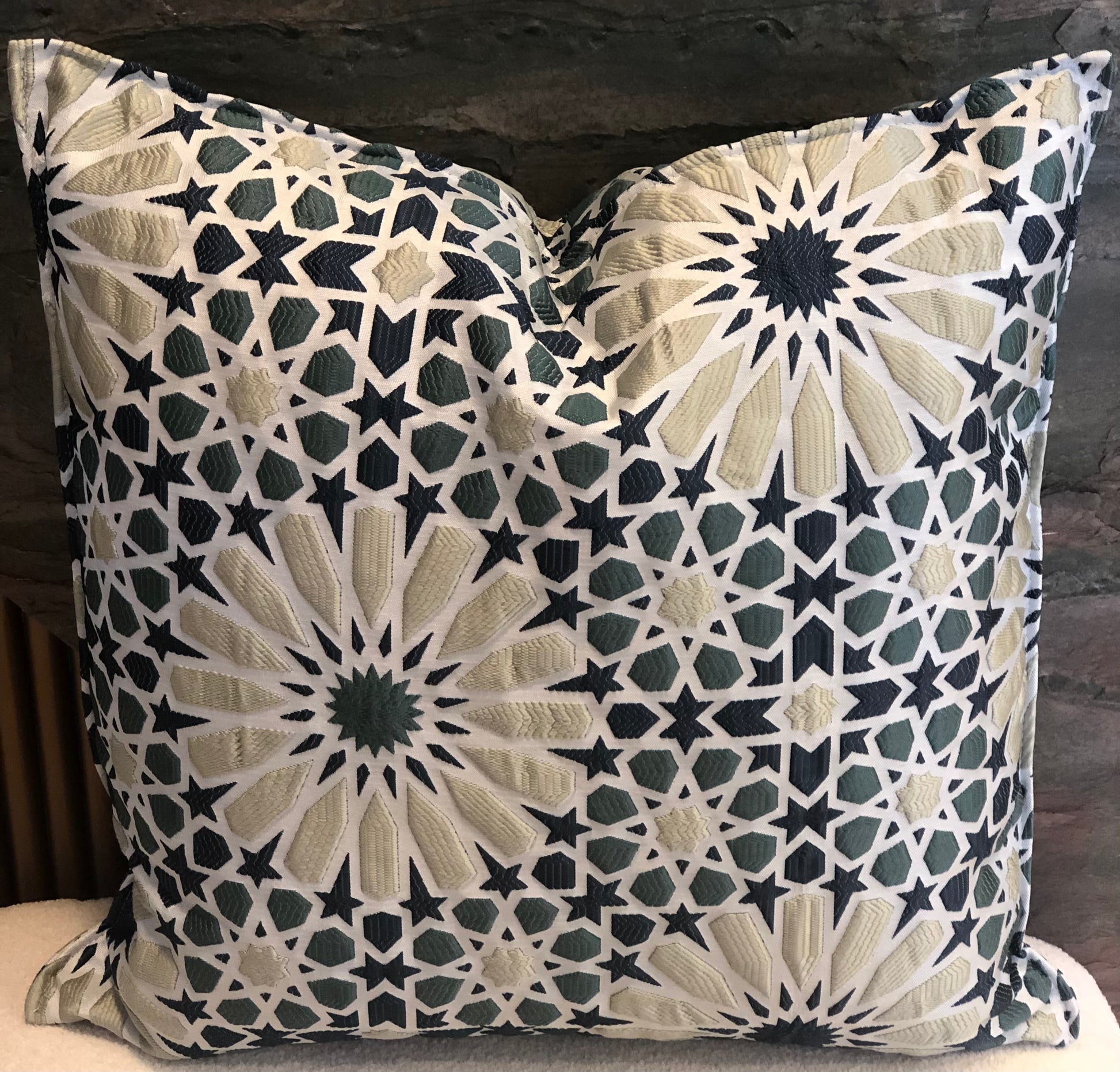 Coussin Zellij bleu , vert et  écru à motif géométrique marocain, tissé en relief pour une décoration élégante et moderne.
