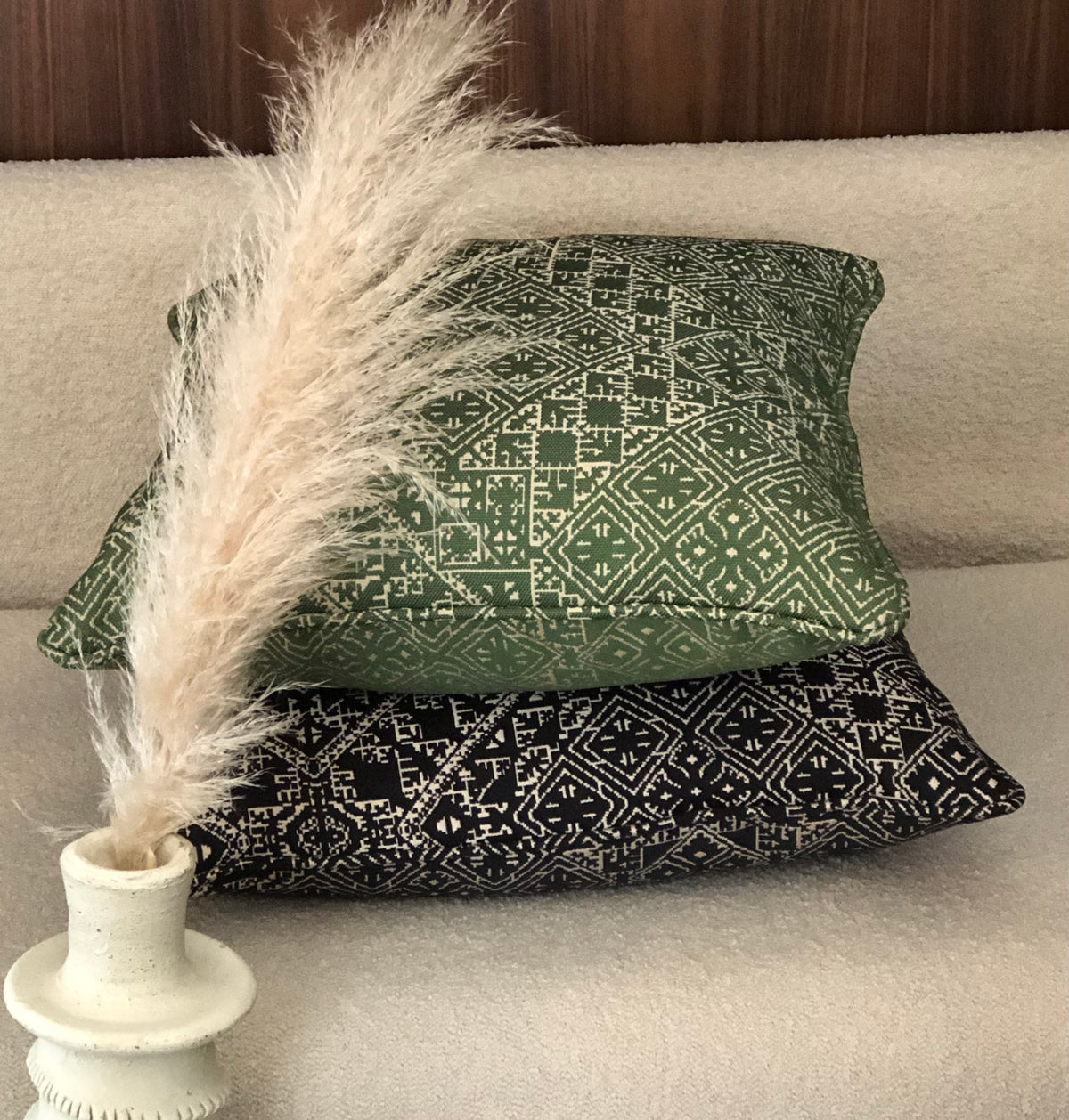 Deux coussins décoratifs en tarz marocain, vert et noir, avec motifs géométriques tissés, Collection Biyadi.