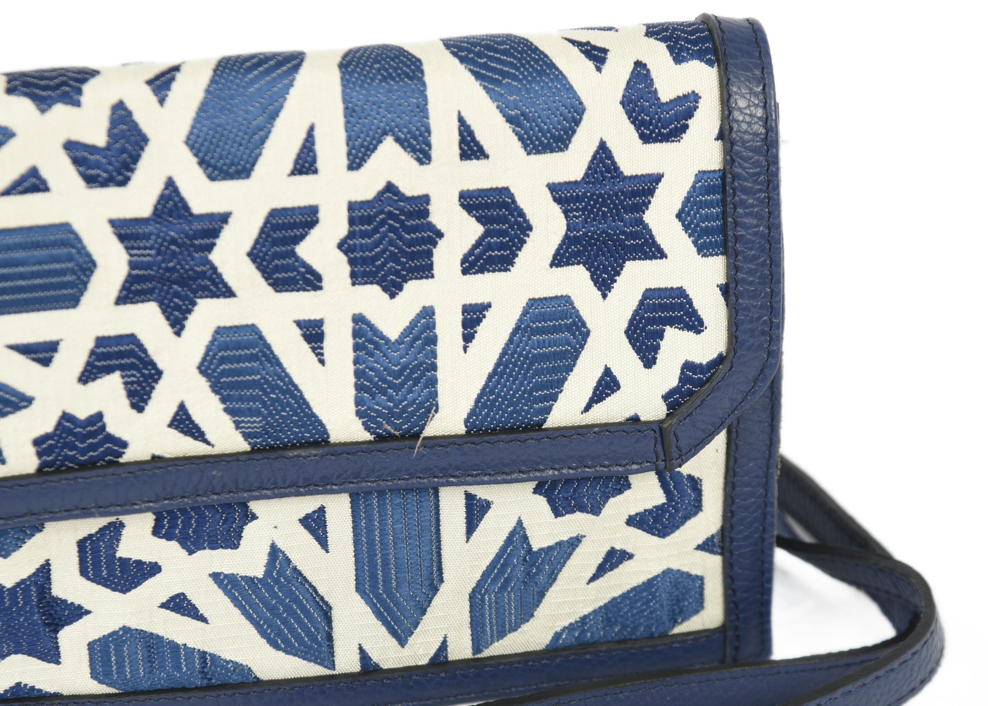 Gros plan sur le motif géométrique bleu et écru du sac bandoulière Zellij, mettant en valeur le tissage en relief et les finitions bleu marine inspirées des mosaïques marocaines.