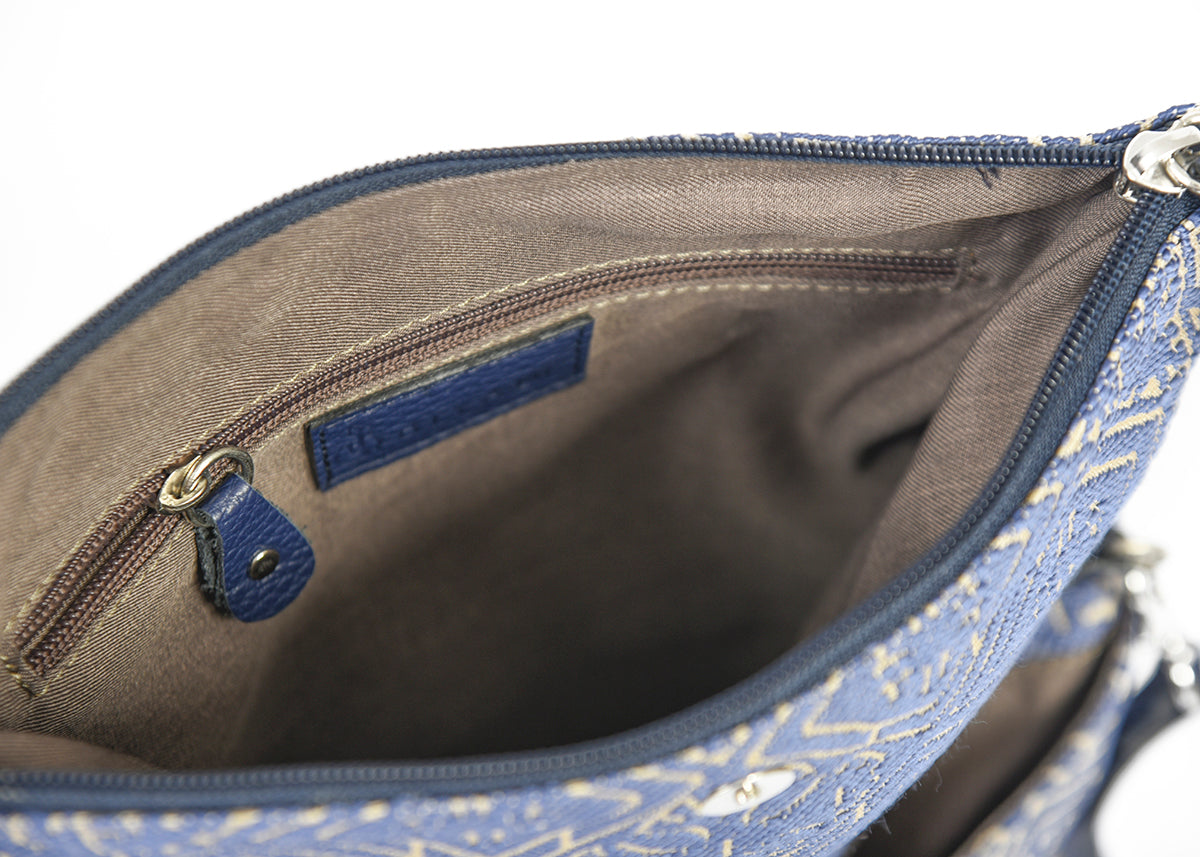 Vue intérieure d’un sac bandoulière bleu  en tissu marocain tissé, avec doublure textile et poche intérieure zippée pour le rangement des effets personnels.
