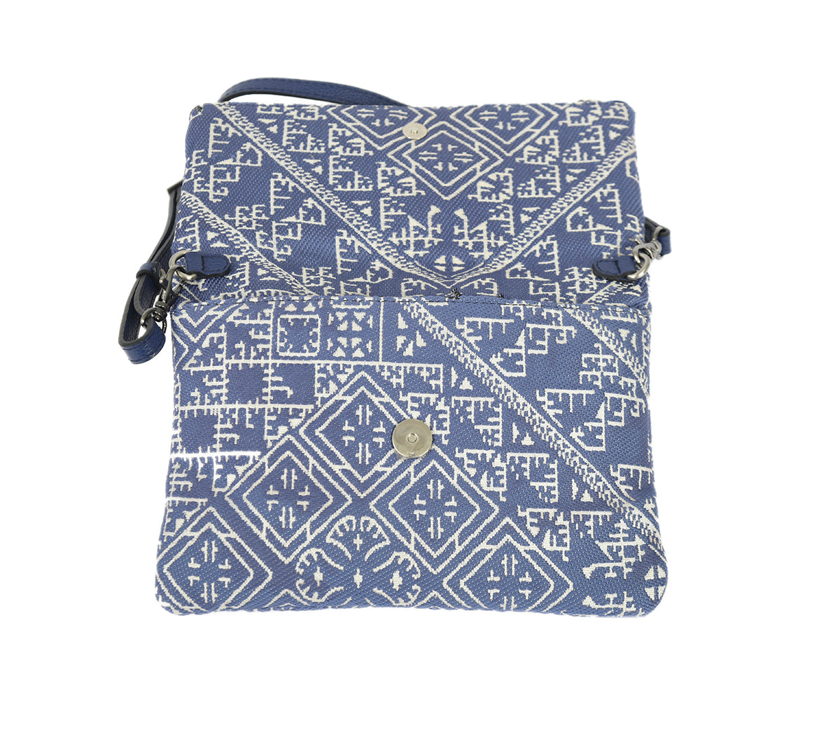 Ouverture du sac Mizoto bandoulière bleu marine en tissu marocain tissé avec motif géométrique, fermeture à pression et bandoulière réglable.