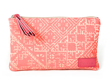 Petite pochette Tarz corail en tissu tissé marocain à motifs géométriques écrus, avec fermeture zippée et pompon noir décoratif.