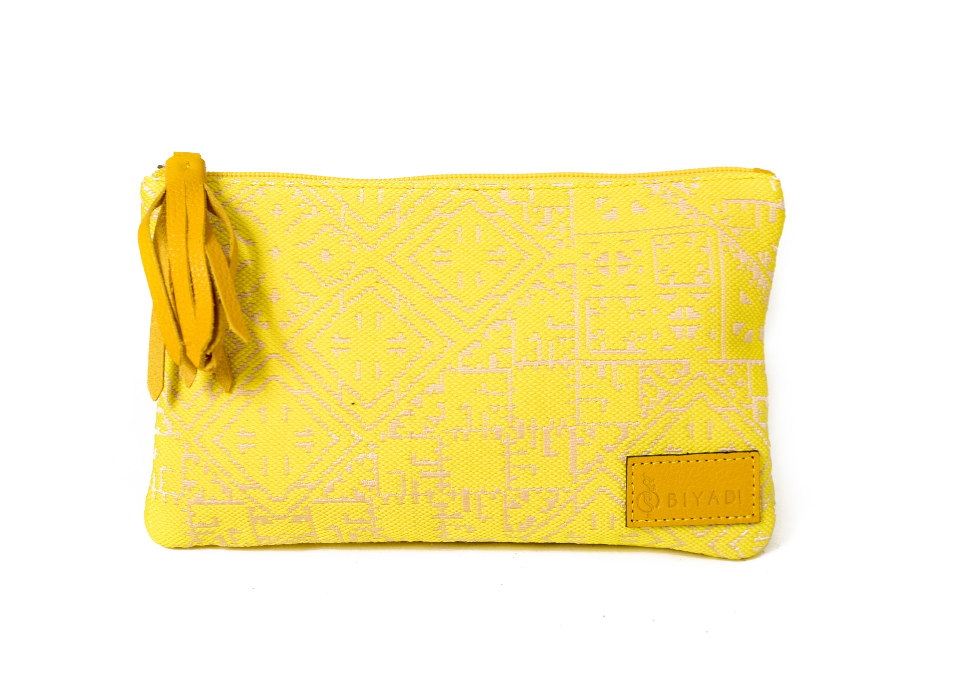 Petite pochette Tarz jaune fluo en tissu tissé marocain à motifs géométriques écrus, avec fermeture zippée et pompon noir décoratif.