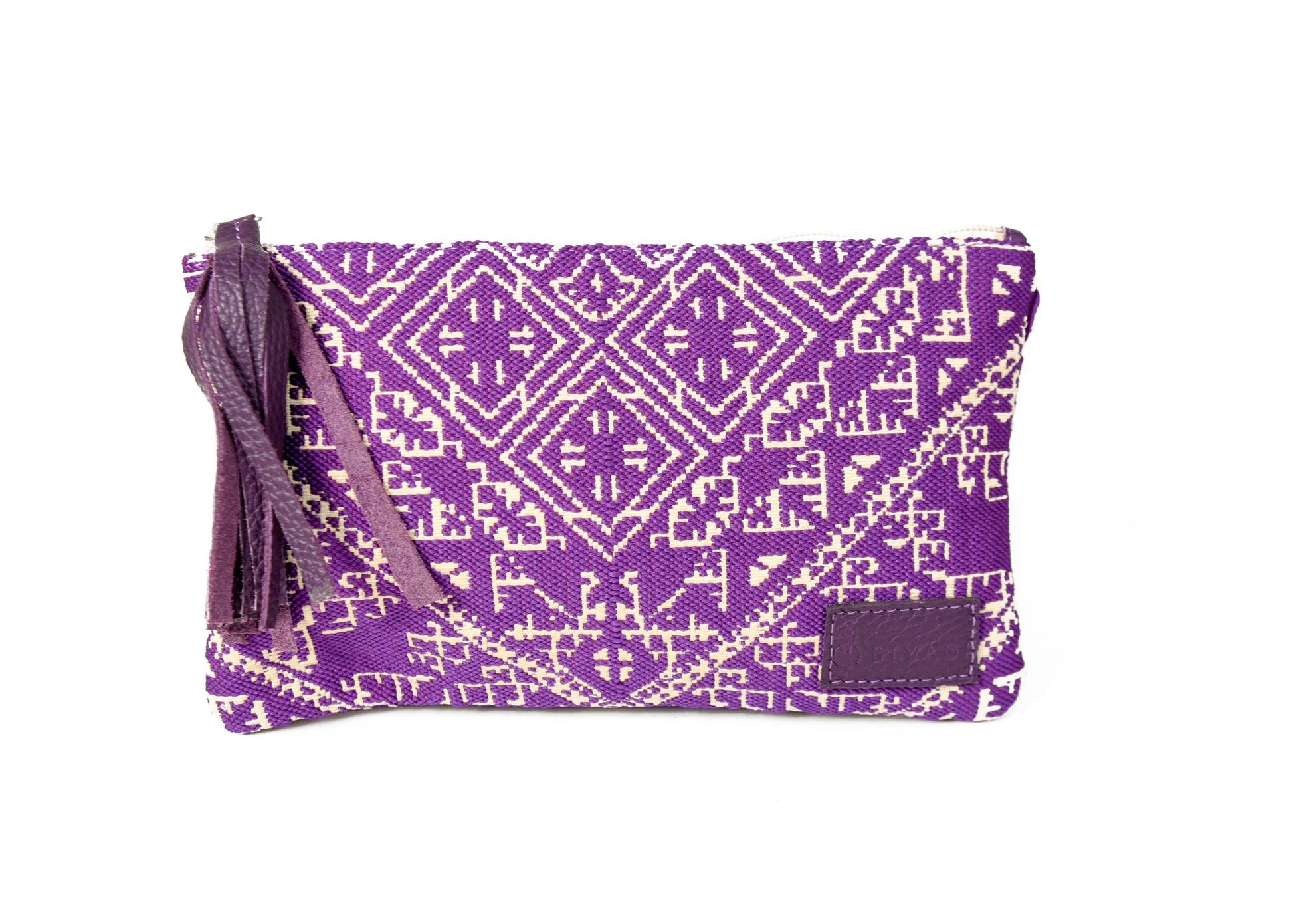Petite pochette Tarz mauve en tissu tissé marocain à motifs géométriques écrus, avec fermeture zippée et pompon noir décoratif.