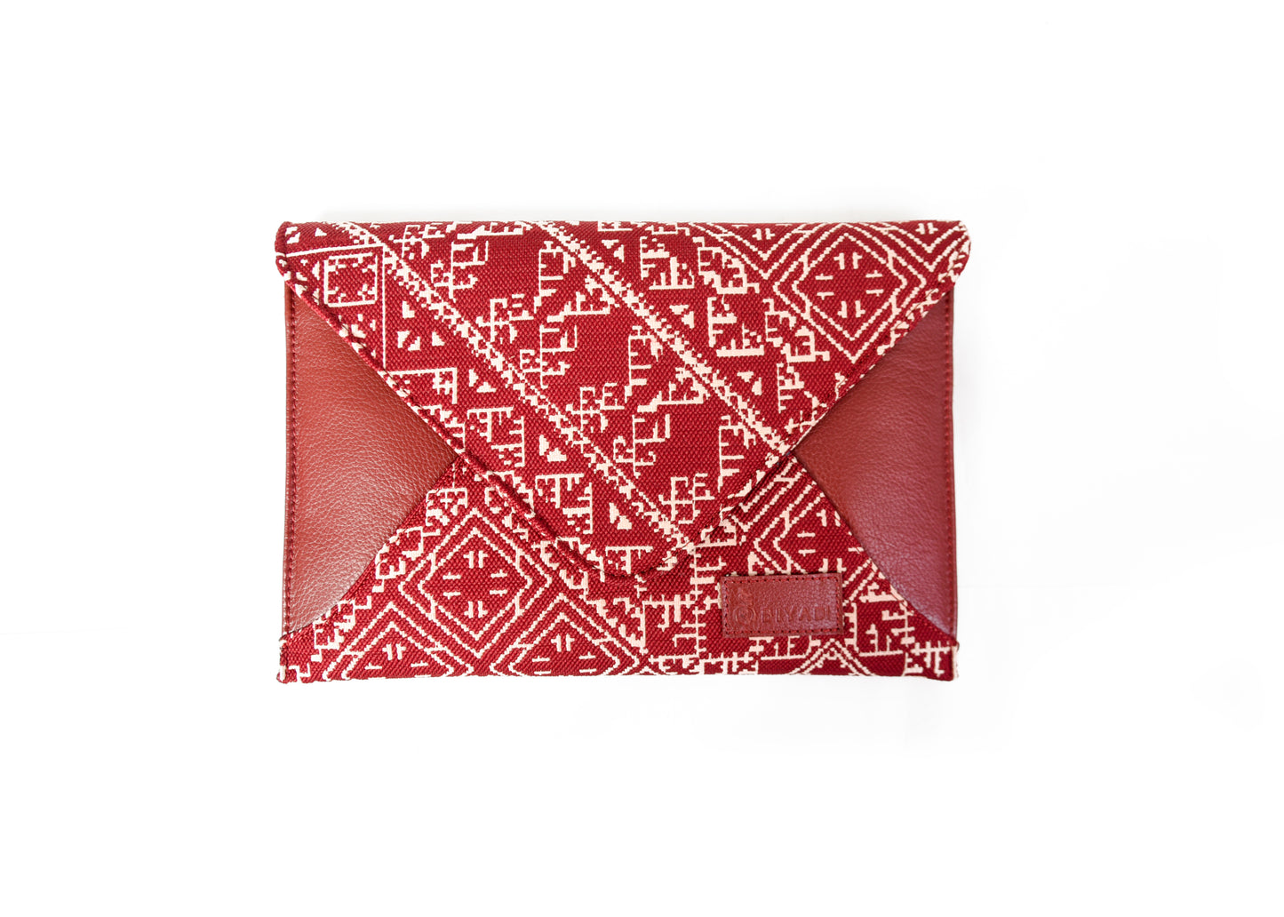 Pochette enveloppe bordeau en tissu marocain tissé avec motif géométrique traditionnel et finitions en cuir, création Biyadi Collection.