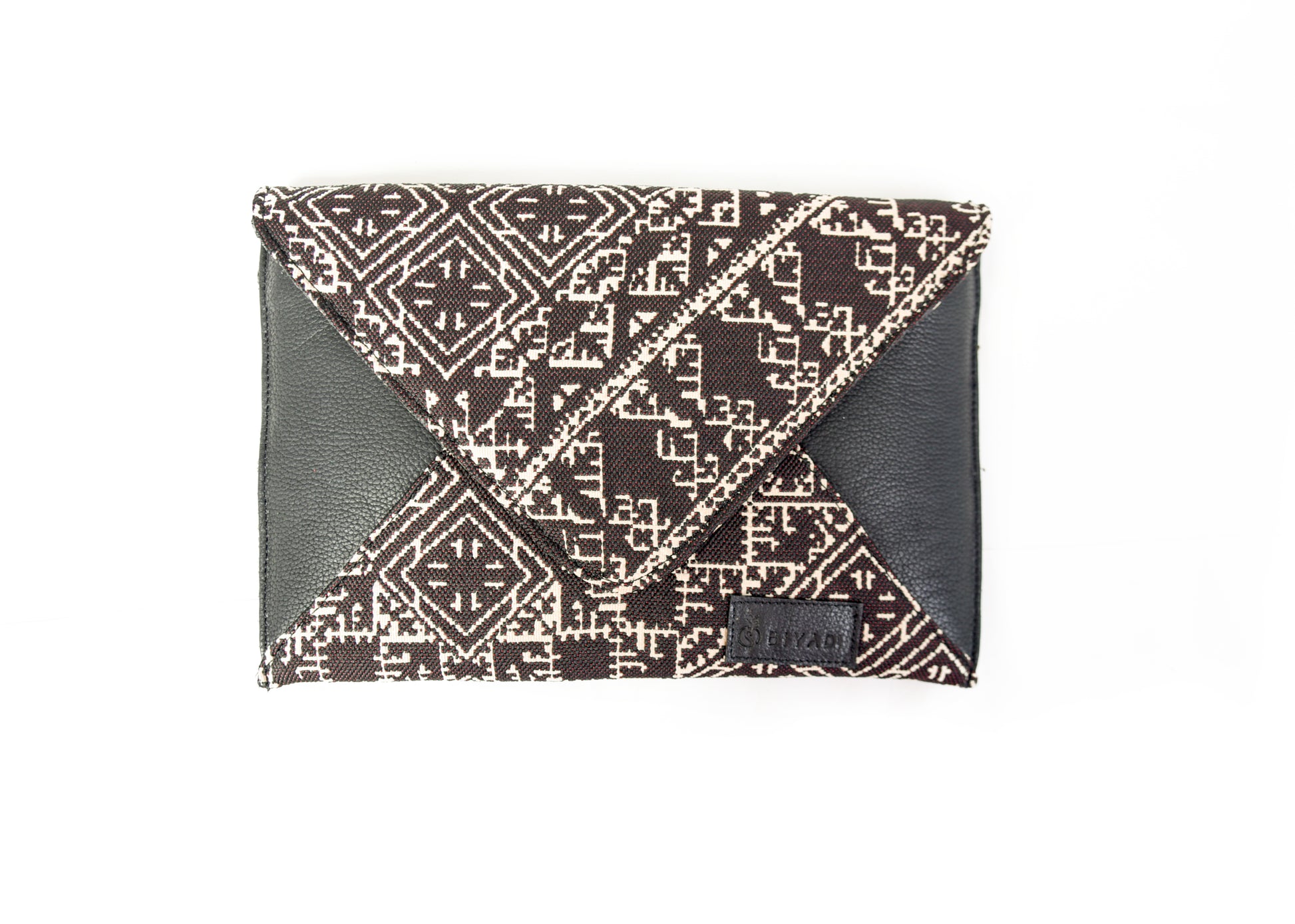 Pochette enveloppe noire en tissu marocain tissé avec motif géométrique traditionnel et finitions en cuir, création Biyadi Collection.