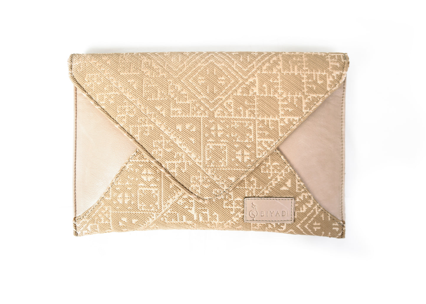 Pochette enveloppe taupe en tissu marocain tissé avec motif géométrique traditionnel et finitions en cuir, création Biyadi Collection.