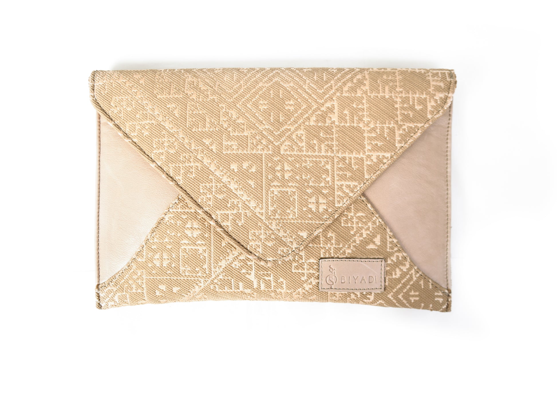 Pochette enveloppe taupe en tissu marocain tissé avec motif géométrique traditionnel et finitions en cuir, création Biyadi Collection.