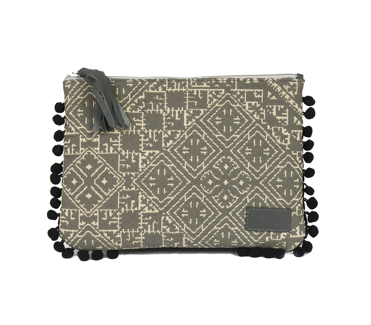 Pochette grise à motif marocain tissé avec pompons décoratifs et fermeture zippée, idéale pour ranger maquillage, accessoires ou essentiels du quotidien, création Biyadi Collection.