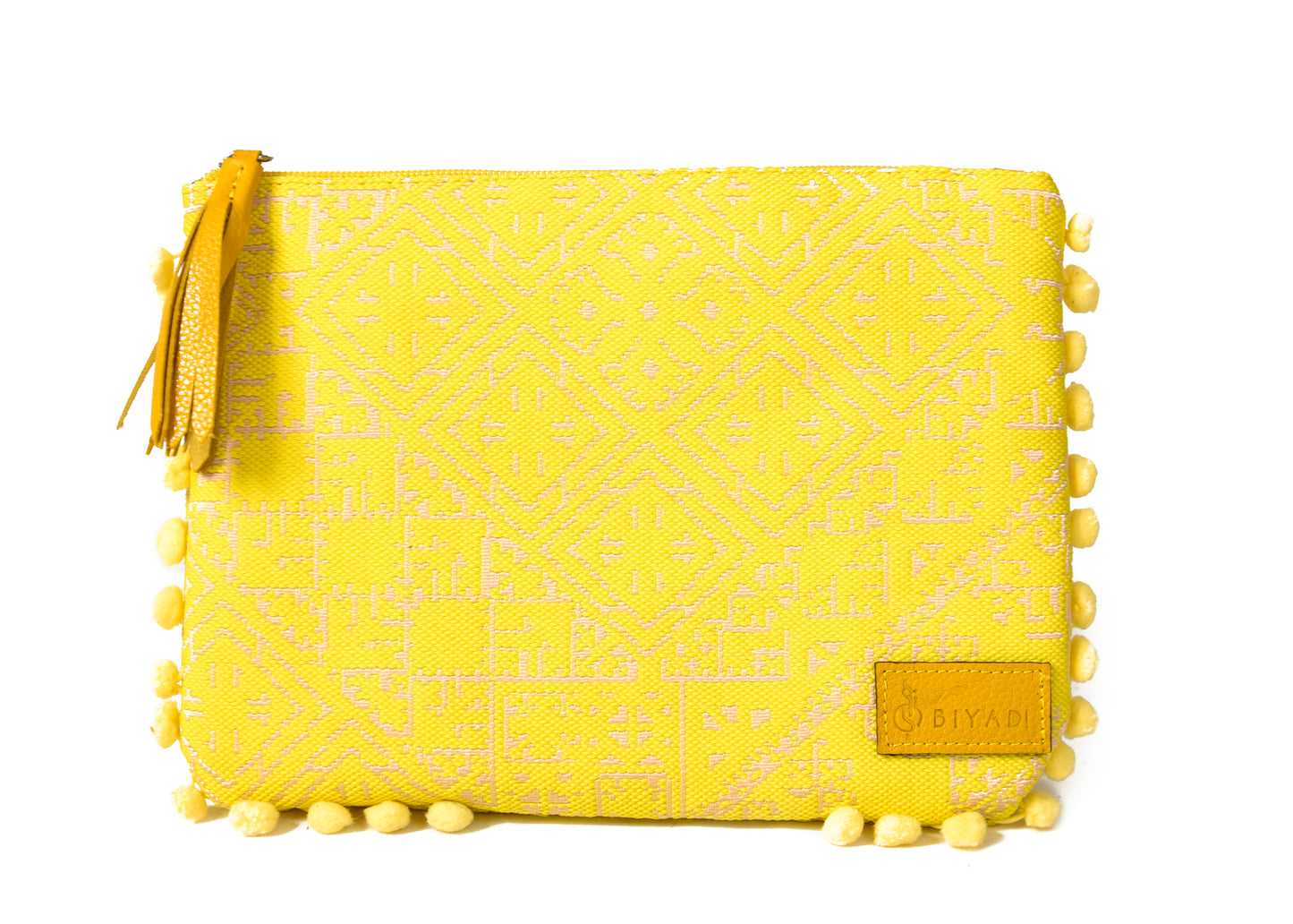 Pochette jaune fluo à motif marocain tissé avec pompons décoratifs et fermeture zippée, idéale pour ranger maquillage, accessoires ou essentiels du quotidien, création Biyadi Collection.