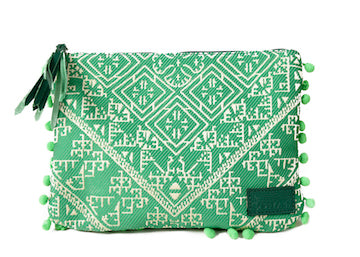 Pochette verte à motif marocain tissé avec pompons décoratifs et fermeture zippée, idéale pour ranger maquillage, accessoires ou essentiels du quotidien, création Biyadi Collection.
